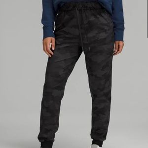 Stretch High-Rise Jogger 
Shorter Length